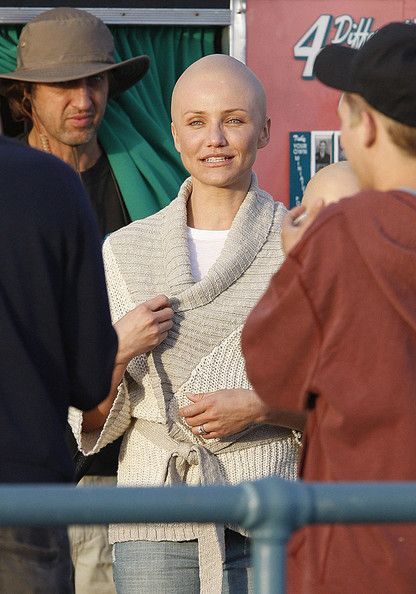 14. Камерон Диаз. Она что, пыталась получить роль в продолжении фильма «Coneheads»? Нет, в 2008 году она просто снималась в фильме «Хранитель для сестры». Впрочем, выглядела она весьма впечатляюще.Что еще раз доказывает, что не в волосах счастье.
