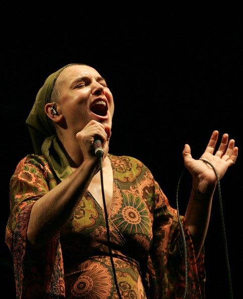 7. Шинед о’Коннор. Идейная вдохновительница и основательница движения лысых женщин, Шинед о’Коннор прославилась еще в 1990-ых своей песней “Nothing Compares 2 U”. Позже она примет участие в шоу «Saturday Night Live» и разорвет портрет Папы Римского. Ей можно, она ирландка.
