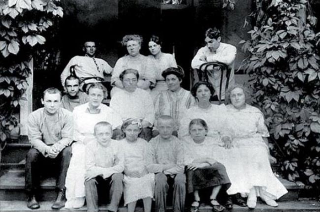 Дача Булгаковых в Буче, август 1913 В верхнем ряду слева направо: Михаил, его мать, первая жена Татьяна
