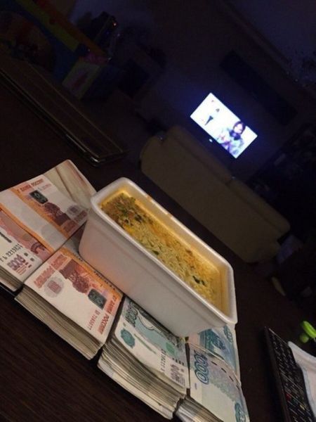 Доширак и пачки денег