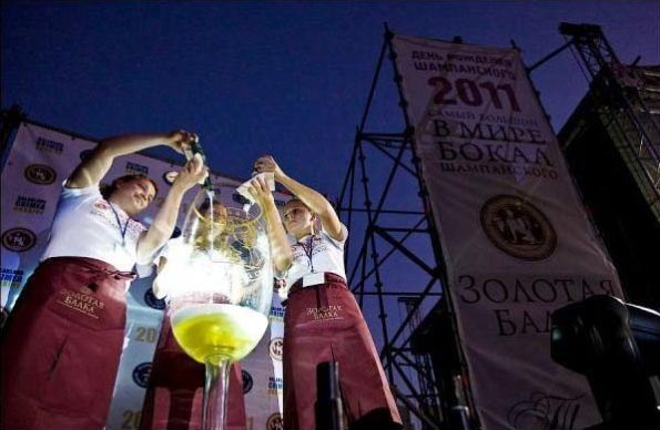 бокал шампанского высотой 1,5 метра