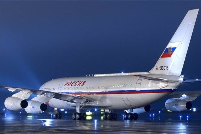 Летит батюшка в самолёте. Вызывает стюардессу
