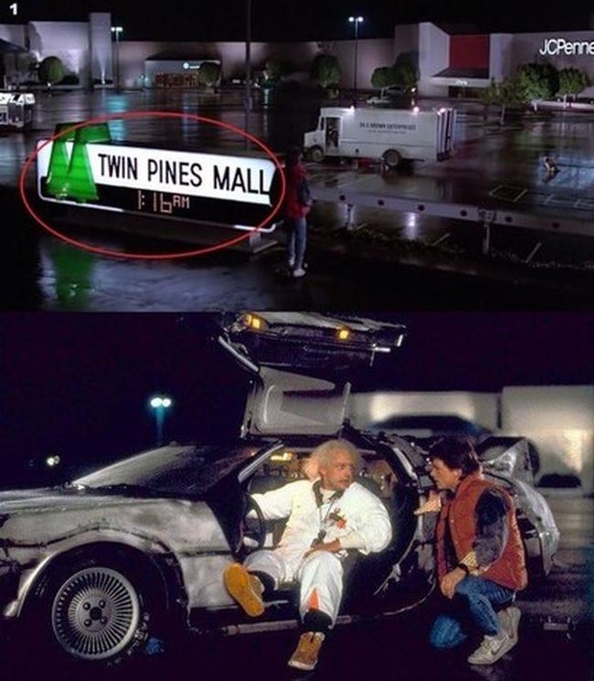 На стоянке перед этим торговым центром Две сосныьангл. Twin Pines Mall)