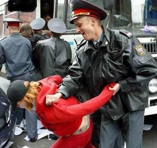 Называть милицию мусорами